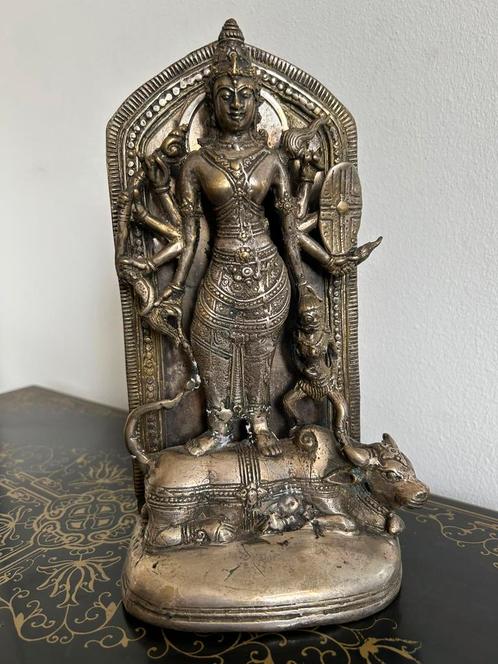 Bronzen beeld van Dewi Durga die de demon verslaat, Antiek en Kunst, Kunst | Niet-Westerse kunst, Verzenden