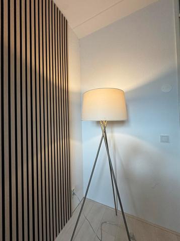 Moderne Driepoot Vloerlamp met Witte Kap beschikbaar voor biedingen