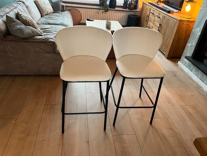 2 Witte Bouclé Bar Krukken, Huis en Inrichting, Barkrukken, Zo goed als nieuw, 60 tot 90 cm, Metaal, 2 krukken, Met voetsteun