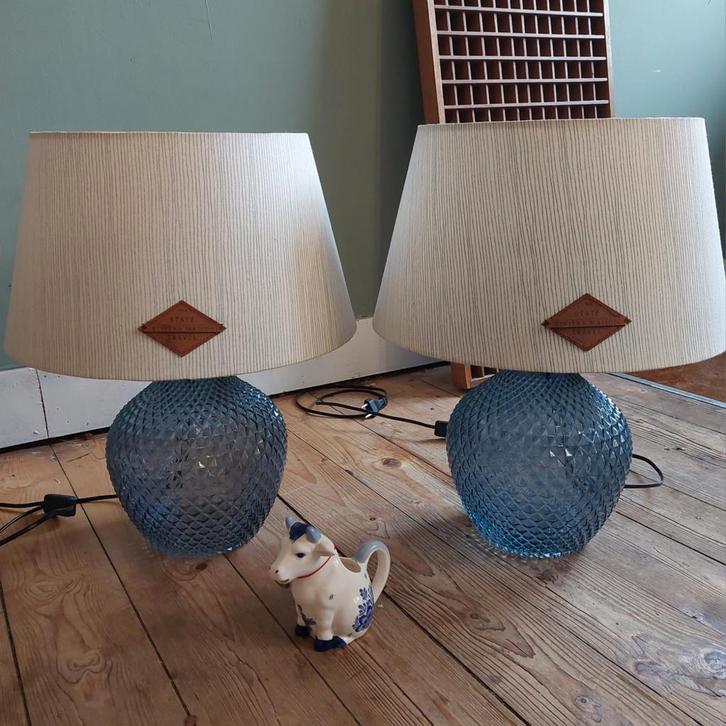 Set van 2 Riviera Maison Tafellampen - Lichtblauw Glas, Huis en Inrichting, Lampen | Lampenkappen, Gebruikt, 25 tot 50 cm, Rond