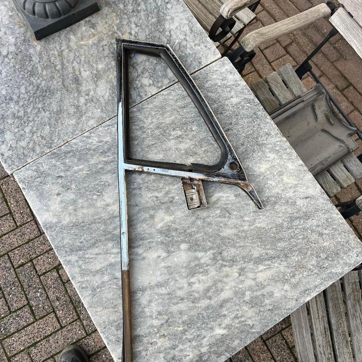 VW Super Beetle 1303 rechter ventilatieraamkozijn 1973-1979, Auto diversen, Auto-accessoires, Gebruikt, Ophalen of Verzenden