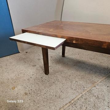 Vintage salontafel met uittrekbare plateau’s – jaren ’60/’70 beschikbaar voor biedingen