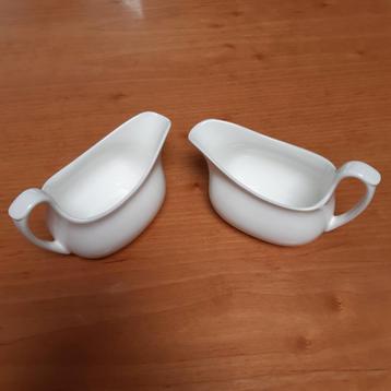Twee Wedgwood Bone China witte sauskommen beschikbaar voor biedingen