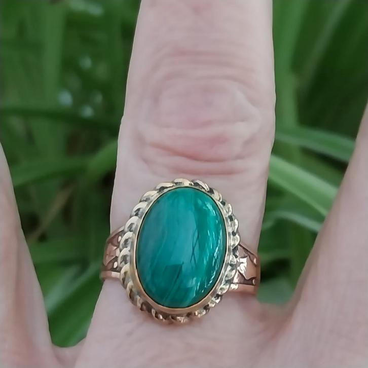 Oude gouden ring met Malachiet, Sieraden, Tassen en Uiterlijk, Ringen, Gebruikt, 17 tot 18, Goud, Verzenden