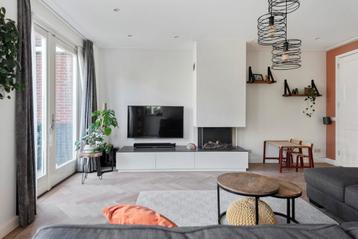 Houten Wandplanken met leren banden om op te hangen  beschikbaar voor biedingen