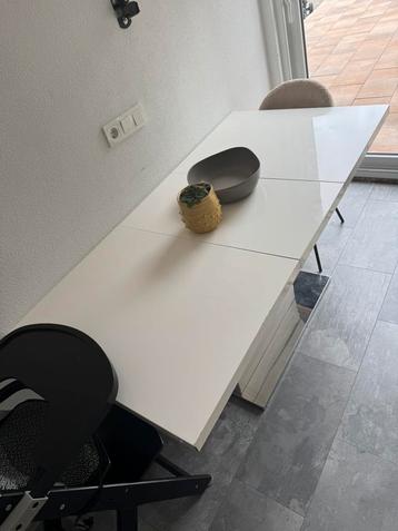 Gratis af te halen hoogglans eettafel beschikbaar voor biedingen