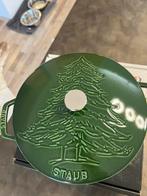 Nieuwe Staub braadpan 24 cm Pine Tree Basilicum, Huis en Inrichting, Keuken | Potten en Pannen, Gietijzer, Nieuw, Ophalen of Verzenden