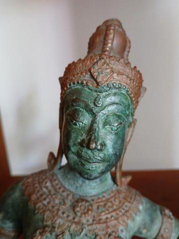 Thaise muzikant prins Pra Apai Manee beschikbaar voor biedingen