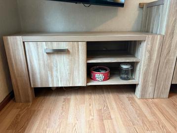 Moderne tv-kast in eikenlook – 124 cm breed – nette staat beschikbaar voor biedingen