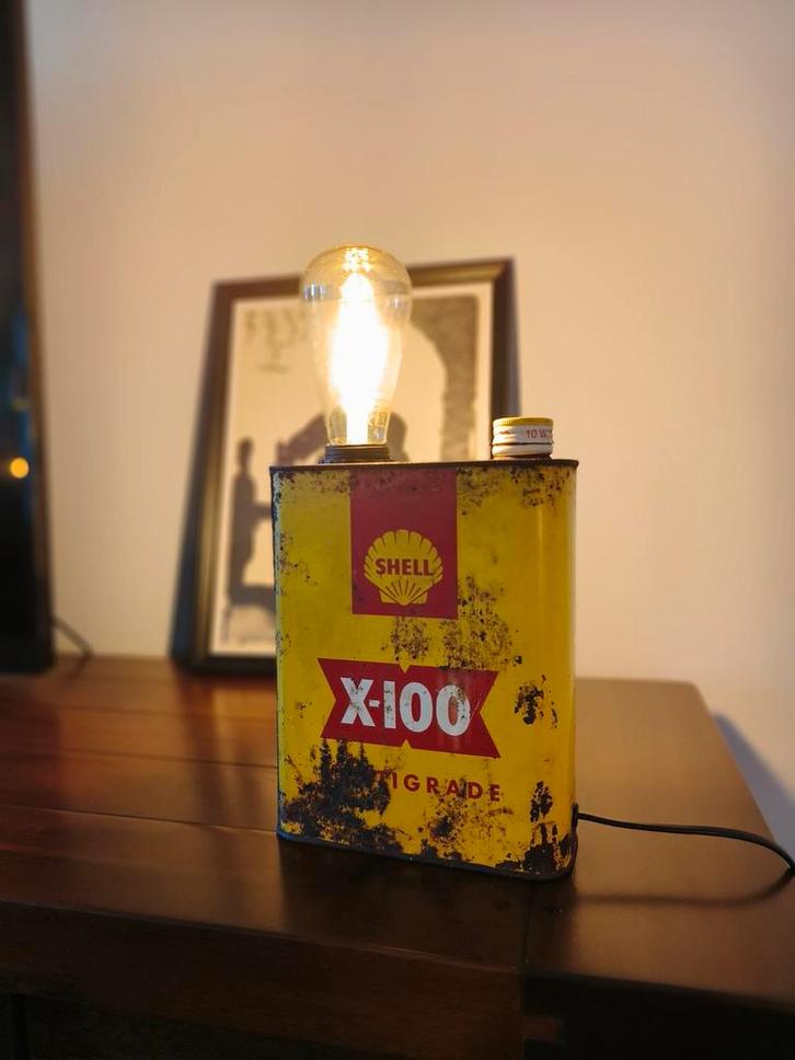 Unieke vintage Shell olieblik lamp – industriële eyecatcher., Huis en Inrichting, Lampen | Tafellampen, Zo goed als nieuw, Minder dan 50 cm