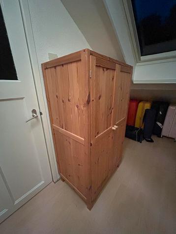Houten kledingkast met deuren beschikbaar voor biedingen