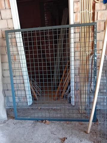 stuk hekwerk met poort. beschikbaar voor biedingen