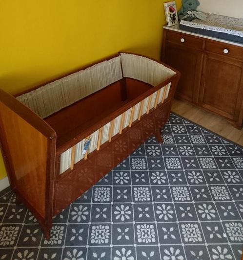 Vintage houten ledikant jaren 50 incl matras, Kinderen en Baby's, Babywiegjes en Ledikanten, Gebruikt, Ledikant, Ophalen