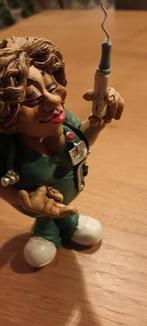 Beeldje, verpleegkundige met liefdesspuit, Antiek en Kunst, Ophalen of Verzenden