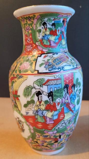 Chinees "Famille Rose" Vaasje beschikbaar voor biedingen