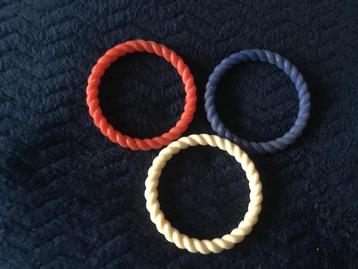 3 rubbere armbanden rood wit blauw voor €1,00 beschikbaar voor biedingen