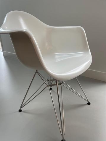 Model Vitra Eames DAR fiberglass  beschikbaar voor biedingen