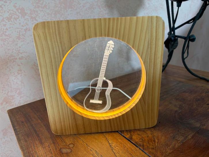 3D houten LED lamp gitaar, Huis en Inrichting, Lampen | Tafellampen, Zo goed als nieuw, Minder dan 50 cm, Hout, Kunststof, Ophalen of Verzenden