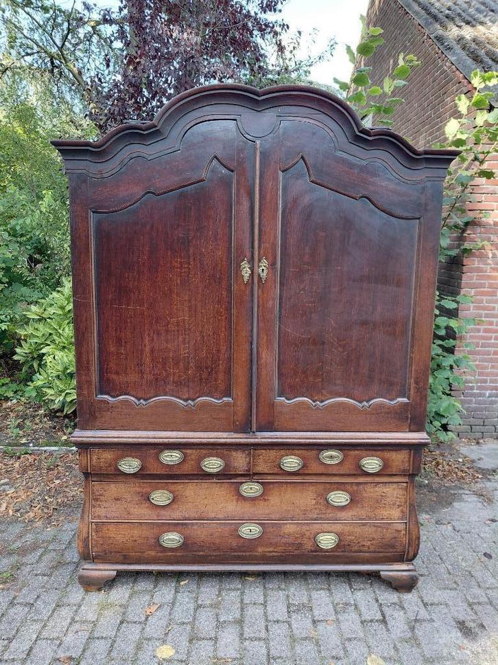 Antiek Hollands gebogen eiken kabinet, geschulpte kap., Antiek en Kunst, Curiosa en Brocante, Ophalen