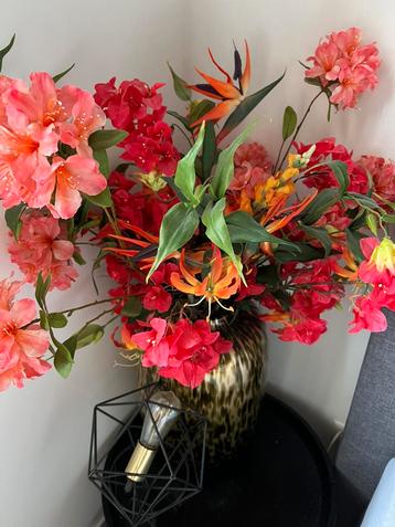 Grote Panterprint Vaas met Luxe Kunstbloemen beschikbaar voor biedingen