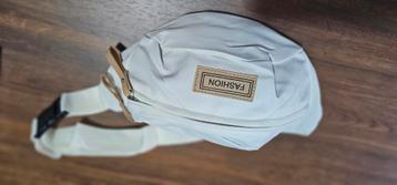 Nieuwe Witte Crossbody Tas – 30x15 cm – Nooit Gebruikt beschikbaar voor biedingen