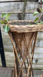 Rotan planten standaard, Huis en Inrichting, Woonaccessoires | Zuilen en Pilaren, Ophalen, Zo goed als nieuw