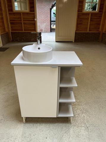 Compleet wasmeubel met kast, kraan en kom beschikbaar voor biedingen