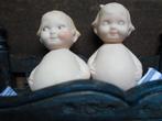 POPJES VAN BISQUE IN OUD BEDJE VAN HOUT., Antiek en Kunst, Ophalen of Verzenden