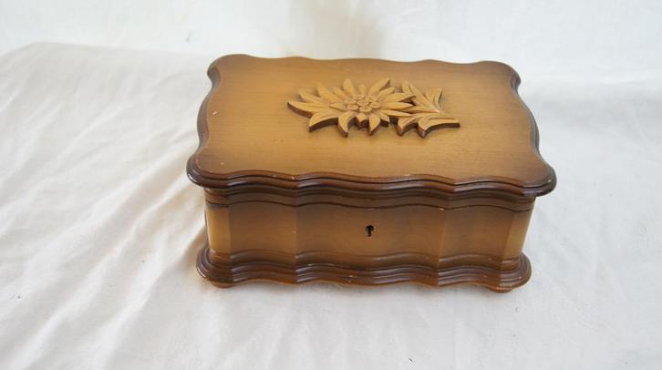 Kistje met speeldoosje / rieten kistje, Antiek en Kunst, Kunst | Beelden en Houtsnijwerken, Ophalen of Verzenden