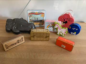 Uitverkoop diverse blikken en koffertje beschikbaar voor biedingen