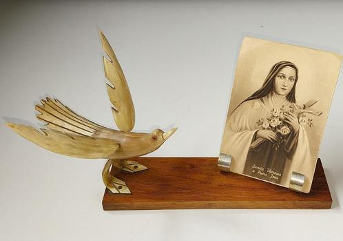 Vintage fotolijst met koehoorn-sculptuur van een vogel, Verzamelen, Retro, Huis en Inrichting, Ophalen of Verzenden