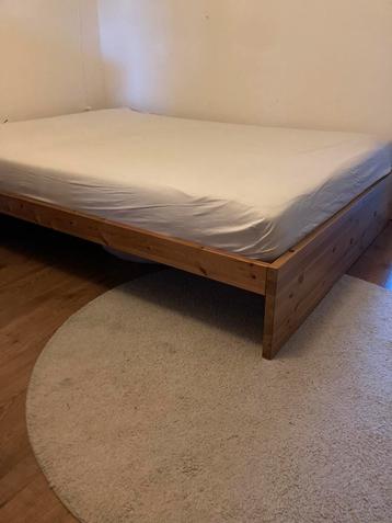Massief houten bedframe 140x200 beschikbaar voor biedingen