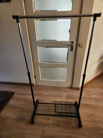 Verstelbaar kledingrek met wieltjes en mandje beschikbaar voor biedingen