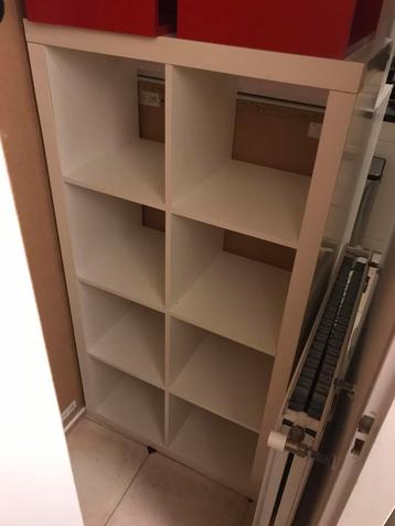Witte Ikea blokkenkast met 2 rode deurtjes beschikbaar voor biedingen