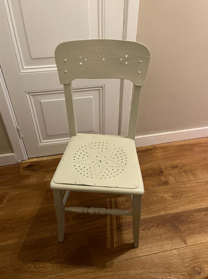 Vintage houten stoel met houtbewerking, Huis en Inrichting, Stoelen, Gebruikt, Eén, Hout, Overige kleuren, Ophalen