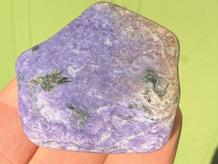 Charoiet getrommelde vrijevorm handsteen, Verzamelen, Mineralen en Fossielen, Mineraal, Ophalen of Verzenden