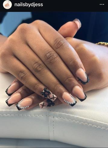 Junior nail artist is opzoek naar modellen  beschikbaar voor biedingen
