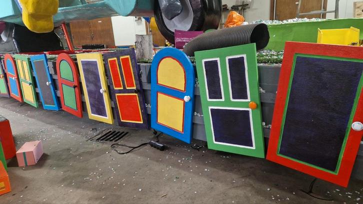 Kleurrijke Feest Deurtjes - Decoratie, Hobby en Vrije tijd, Feestartikelen, Gebruikt, Versiering, Verjaardag, Ophalen of Verzenden