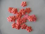 NR 6: Partij 22 koraal effen satijnen bloemen 35 mm, Hobby en Vrije tijd, Ophalen of Verzenden, Nieuw, Overige typen