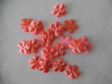 NR 6: Partij 22 koraal effen satijnen bloemen 35 mm beschikbaar voor biedingen
