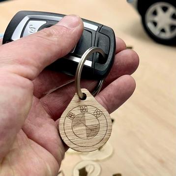 BMW sleutelhanger van hout beschikbaar voor biedingen