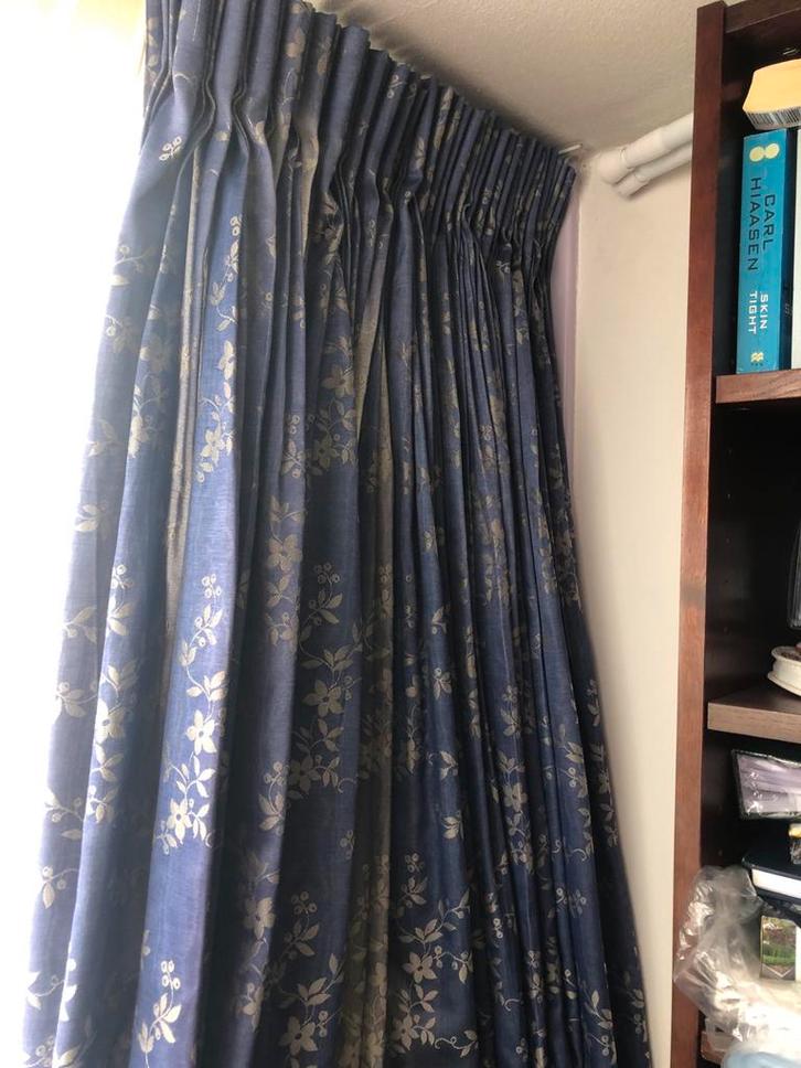 1 dakkapel gordijn blauw met goud bloemen, Huis en Inrichting, Stoffering | Gordijnen en Lamellen, Gebruikt, 100 tot 150 cm, 200 cm of meer