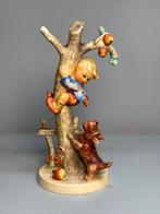 Goebel / M.I. Hummel beeldje – jongen in boom met hond, Verzamelen, Beelden en Beeldjes, Ophalen of Verzenden, Gebruikt, Hummel