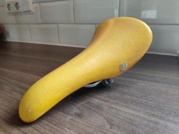 Vintage zadel geel beschikbaar voor biedingen