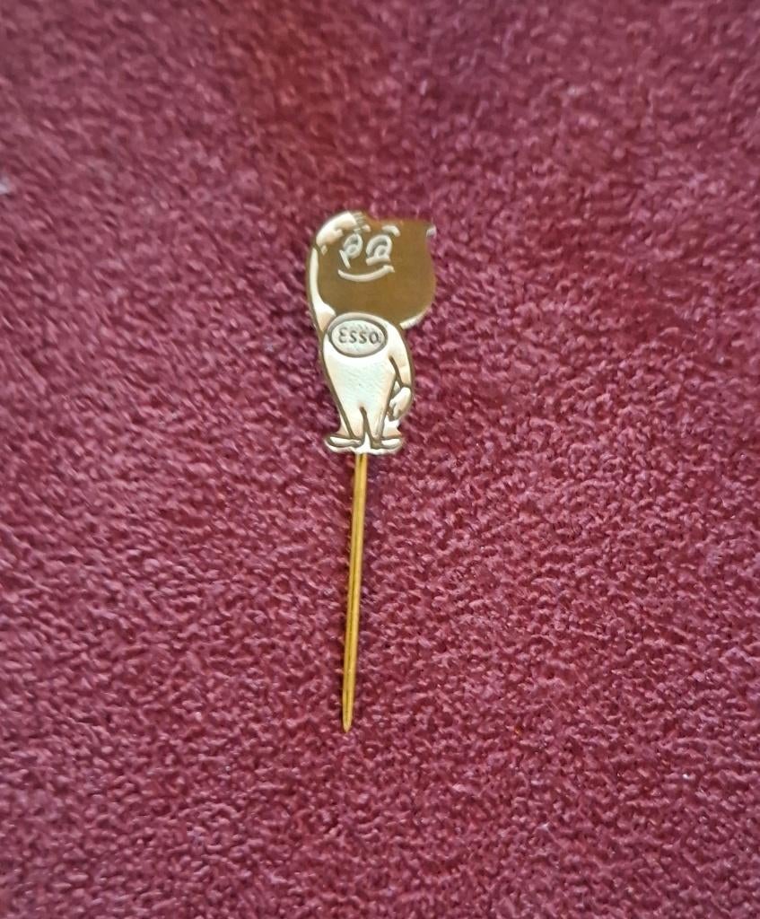 Uit erfenis: Vintage speldje Esso mannetje jaren 70, Verzamelen, Ophalen of Verzenden, Nieuw, Merk, Speldje of Pin