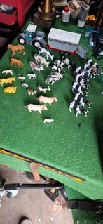 25koeien 3stier 1paard veewagen trekker  enz, Hobby en Vrije tijd, Modelauto's | 1:32, Ophalen of Verzenden, Zo goed als nieuw