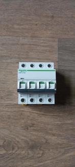 Schneider electric iC60N   B   16A (beveiliging voor krachtg, Doe-het-zelf en Verbouw, Elektra en Kabels, Nieuw, Ophalen