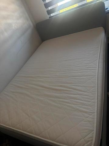 Twee persoons bed met een matras