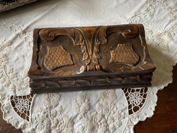Oud Houten kistje / sieraden doos houtsnijwerk  beschikbaar voor biedingen