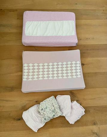 🌸 2 Aankleedkussens met 6 leuke merkhoezen 🌸 beschikbaar voor biedingen